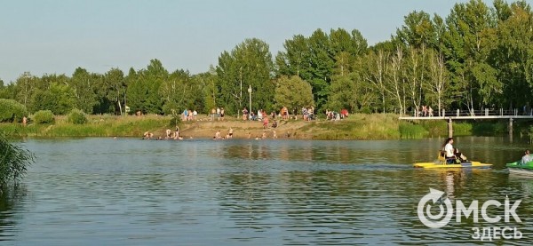 Омичи заполонили пляжи, позабыв про безопасность