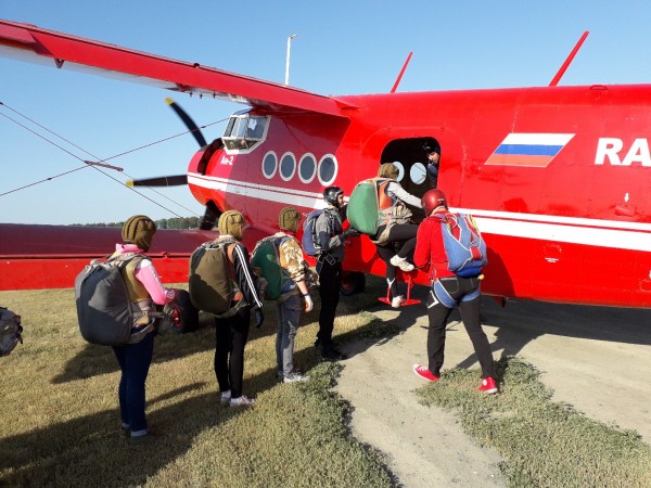 Шаг в неизвестность. День парашютиста отмечают в России