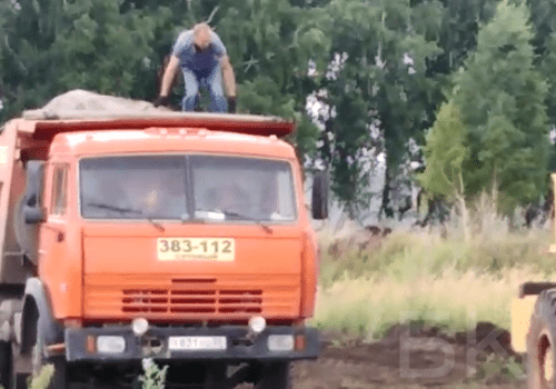 На окраине Омска устроили свалку и вывозят почву