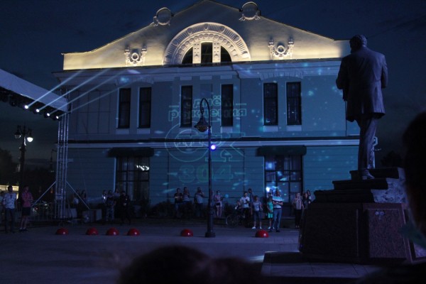 На неожиданном салюте ко Дню города собралась толпа омичей без масок 