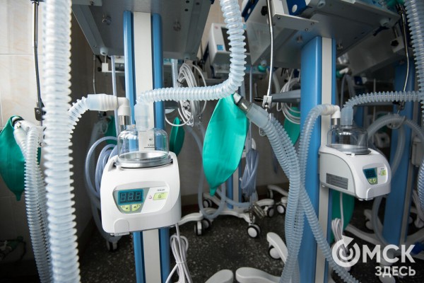 "Они спасают, когда человек не может дышать". В Омск поступили новые аппараты ИВЛ