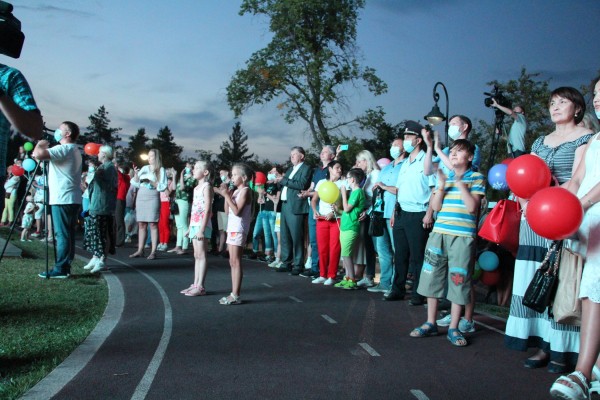 На неожиданном салюте ко Дню города собралась толпа омичей без масок 