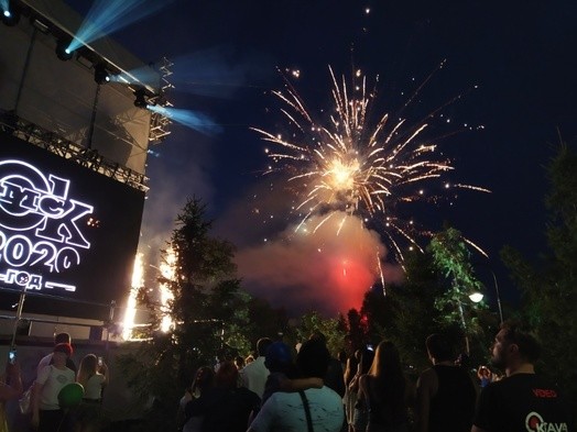 На неожиданном салюте ко Дню города собралась толпа омичей без масок  На неожиданном салюте ко Дню города собралась толпа омичей без масок