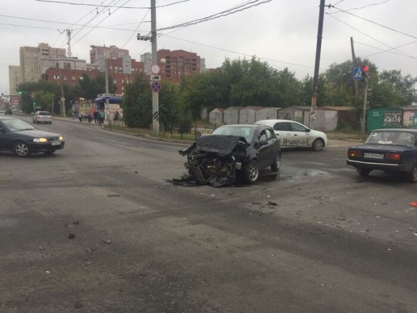 В Омске опрокинулась скорая помощь с беременной женщиной в салоне