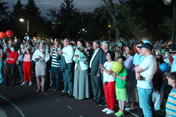 На неожиданном салюте ко Дню города собралась толпа омичей без масок 