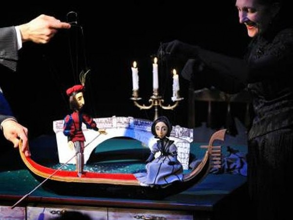 Марафон кукольных спектаклей для взрослых: почему стареют люди и откуда берутся дети?