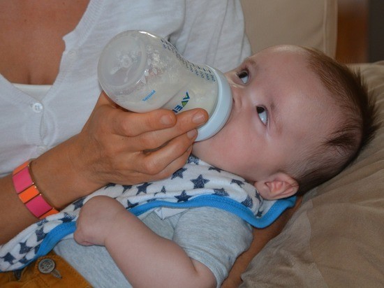 Ковидных рожениц призвали сцеживать грудное молоко: вакцина для стариков и детей