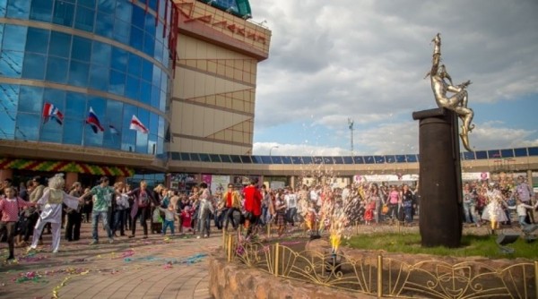 Марафон кукольных спектаклей для взрослых: почему стареют люди и откуда берутся дети?