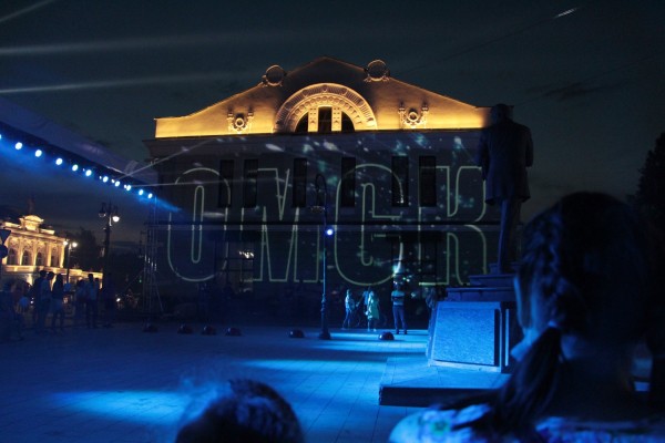 На неожиданном салюте ко Дню города собралась толпа омичей без масок 