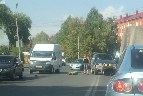 Слетела обувь: появилось фото сильного наезда на пешехода в Нефтяниках Омска