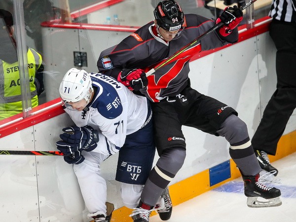 
        Четыре шайбы в ворота «Югры» в первом периоде, символическое вбрасывание Овечкина
      