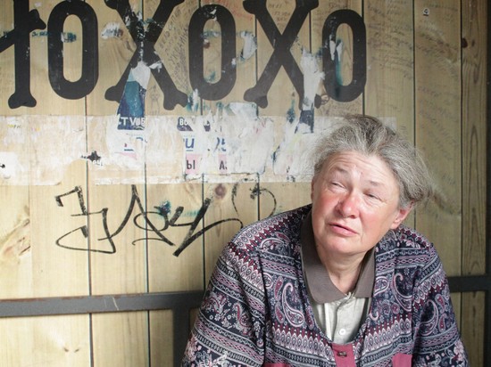 Бездомная из Новосибирска продала комнату и 25 лет живет на остановке