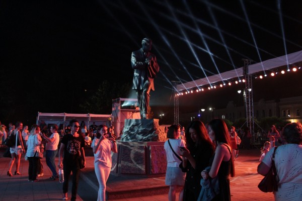 На неожиданном салюте ко Дню города собралась толпа омичей без масок 