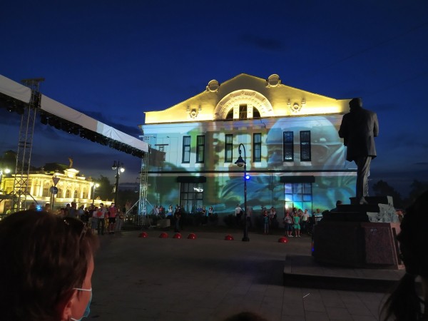 На неожиданном салюте ко Дню города собралась толпа омичей без масок 