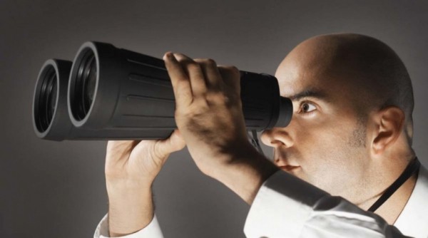 Житель Омской области доказал через суд, что сосед за ним подсматривает