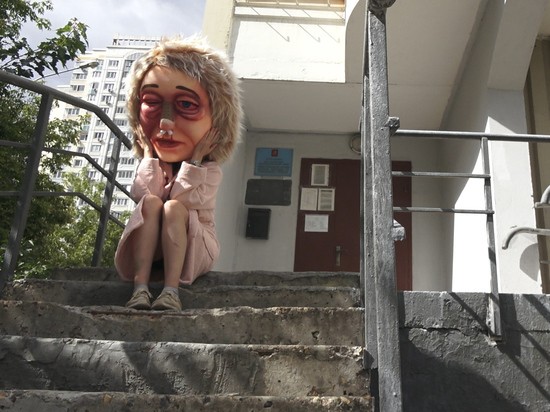 В спальных районах Москвы появились двухметровые избитые женщины