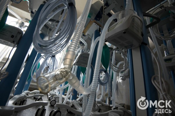 "Они спасают, когда человек не может дышать". В Омск поступили новые аппараты ИВЛ