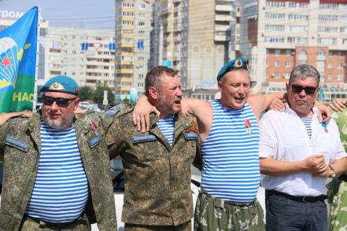 Сквозь огонь и медные трубы: как отметили свой праздник омские десантники