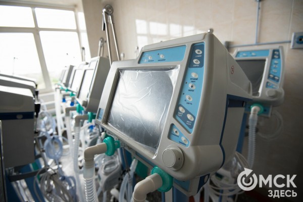 "Они спасают, когда человек не может дышать". В Омск поступили новые аппараты ИВЛ