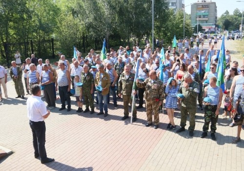 Сквозь огонь и медные трубы: как отметили свой праздник омские десантники