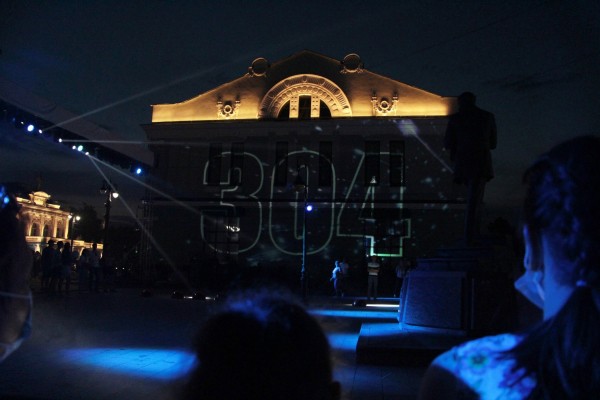 На неожиданном салюте ко Дню города собралась толпа омичей без масок 