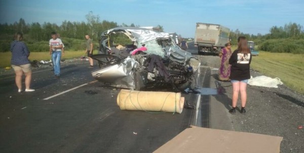 Три человека погибли из-за водителя в ДТП на трассе в Омской области