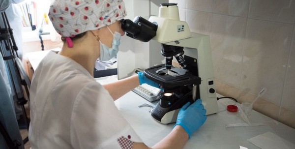 Смерти омичей от COVID-19 регистрируются ежедневно три недели подряд