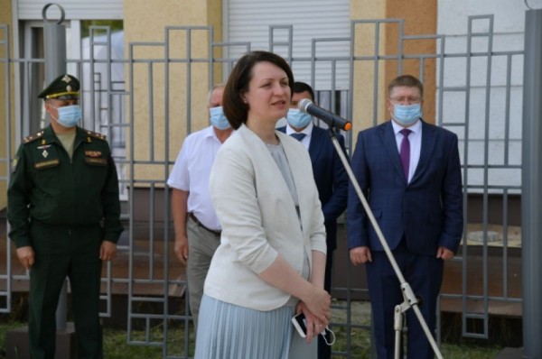 Настоящий герой. В Омске открыли памятник танку Т-80.