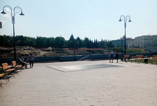 Сухой фонтан в центре Омска перегрелся и сломался