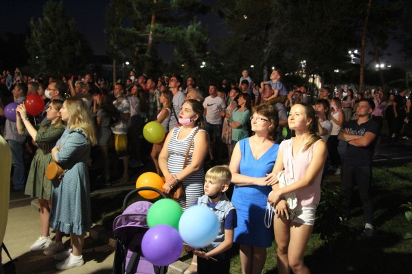 На неожиданном салюте ко Дню города собралась толпа омичей без масок 