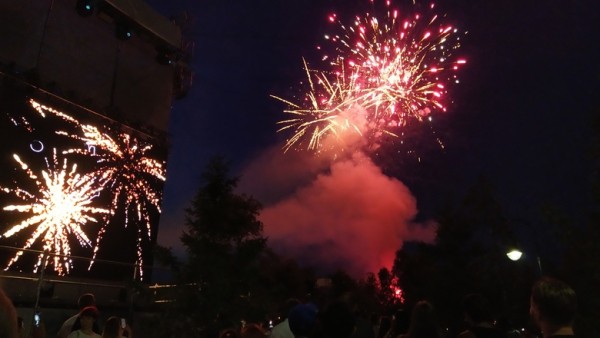 На неожиданном салюте ко Дню города собралась толпа омичей без масок 