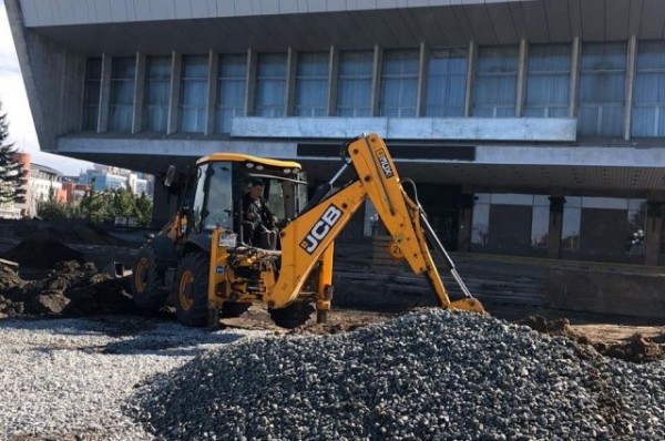 Мэр Омска оценила ход реконструкции Театральной площади и Городской поляны