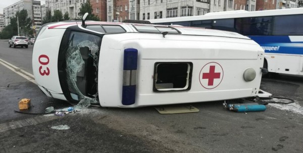 В Омске опрокинулась скорая помощь с беременной женщиной в салоне