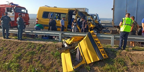 Омичи погибли в Крыму при столкновении автобуса с "Камазом"