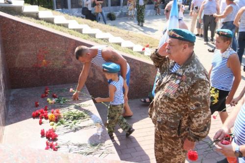 Сквозь огонь и медные трубы: как отметили свой праздник омские десантники