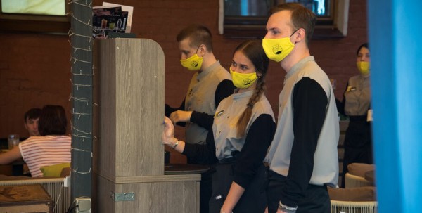 Рестораны без банкетов, фудкорты без столиков. Омскому бизнесу разрешили работать с оговорками