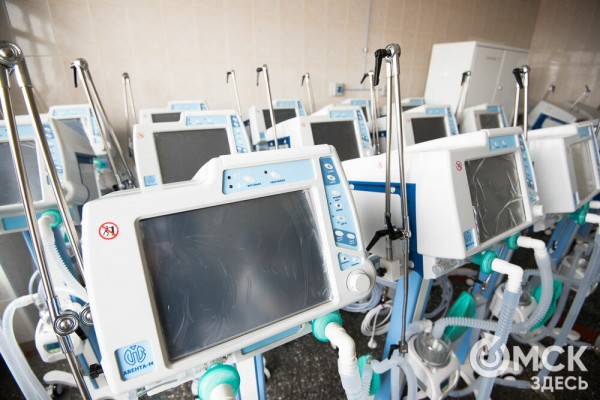 "Они спасают, когда человек не может дышать". В Омск поступили новые аппараты ИВЛ
