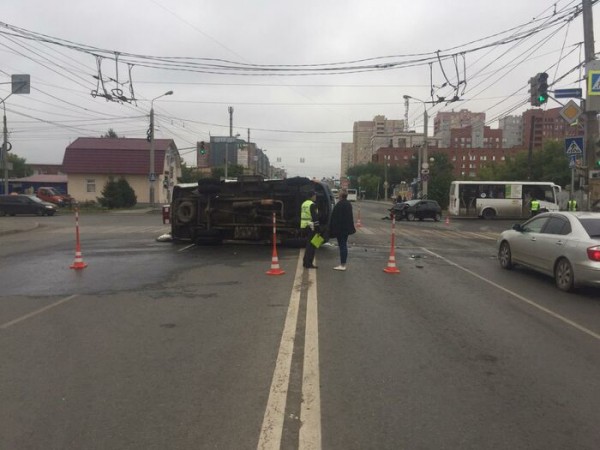 В Омске опрокинулась скорая помощь с беременной женщиной в салоне