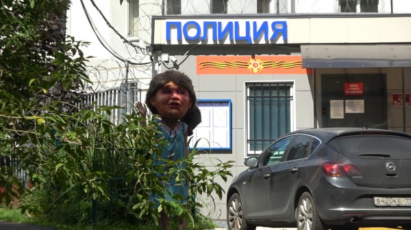 В спальных районах Москвы появились двухметровые избитые женщины