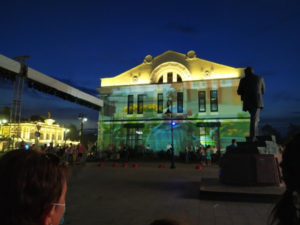 На неожиданном салюте ко Дню города собралась толпа омичей без масок  На неожиданном салюте ко Дню города собралась толпа омичей без масок