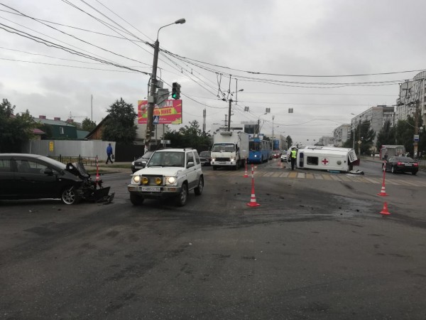 В Омске опрокинулась скорая помощь с беременной женщиной в салоне