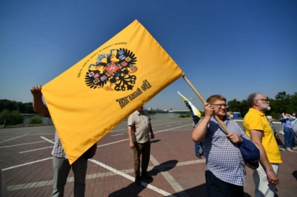 Двуглавый орёл. Как был установлен обелиск в День города в Омске