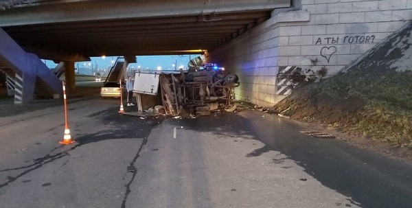 Ночью водитель грузовой "Газели" погиб на месте ДТП