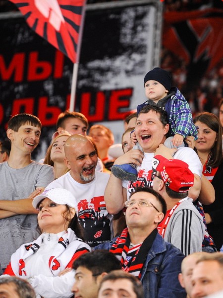 
        Четыре шайбы в ворота «Югры» в первом периоде, символическое вбрасывание Овечкина
      