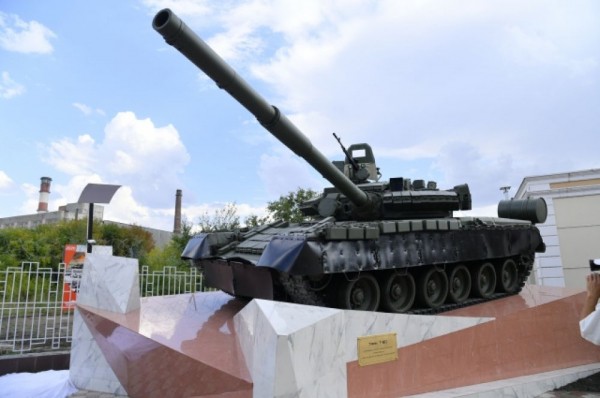 Настоящий герой. В Омске открыли памятник танку Т-80.