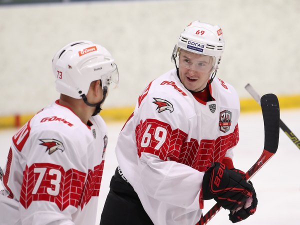 «Вся команда в конкуренции». Хартли, Чинахов и Хохлачёв о разгромной победе над «Динамо» во второй игре предсезонки
«Вся команда в конкуренции». Хартли, Чинахов и Хохлачёв о разгромной победе над «Динамо» во второй игре предсезонки