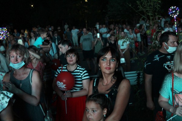 На неожиданном салюте ко Дню города собралась толпа омичей без масок 