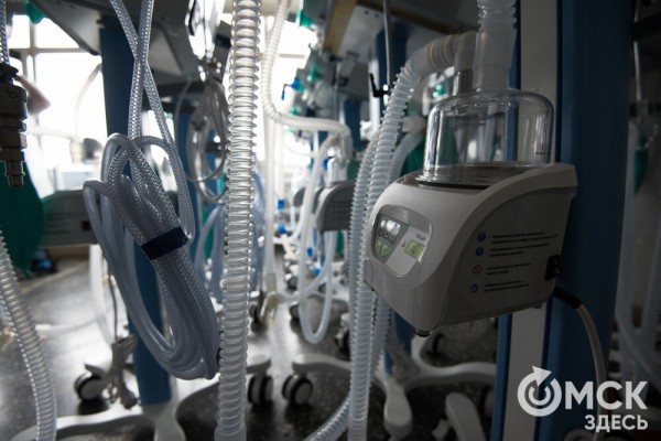 "Они спасают, когда человек не может дышать". В Омск поступили новые аппараты ИВЛ