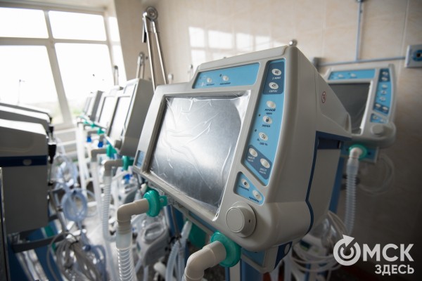 "Они спасают, когда человек не может дышать". В Омск поступили новые аппараты ИВЛ