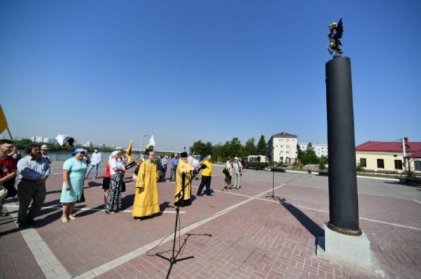 Двуглавый орёл. Как был установлен обелиск в День города в Омске